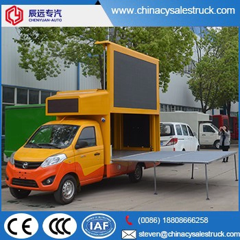 微型或小户外广告卡车在屏幕板材工厂