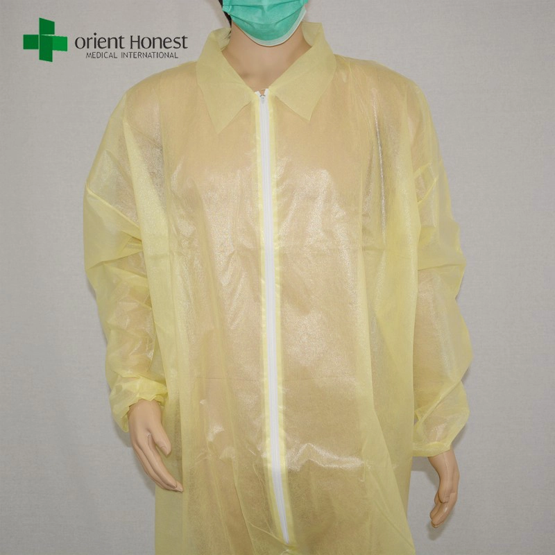 impianto Cina non tessuto tute monouso, usa e getta rivestito PE PP giallo tuta, tuta medico usa e getta con collare