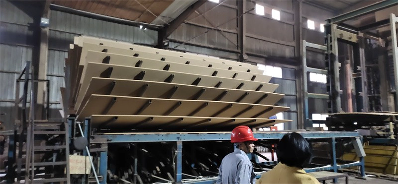 porcelana Raw MDF, Plain MDF ,Melamine MDF, Veneer MDF,HPL MDF,UV MDF factory fabricante