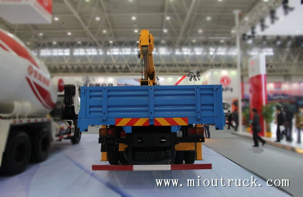 4ton Dongfeng 4 * 2 180hp Euro3 tuwid braso truck crane