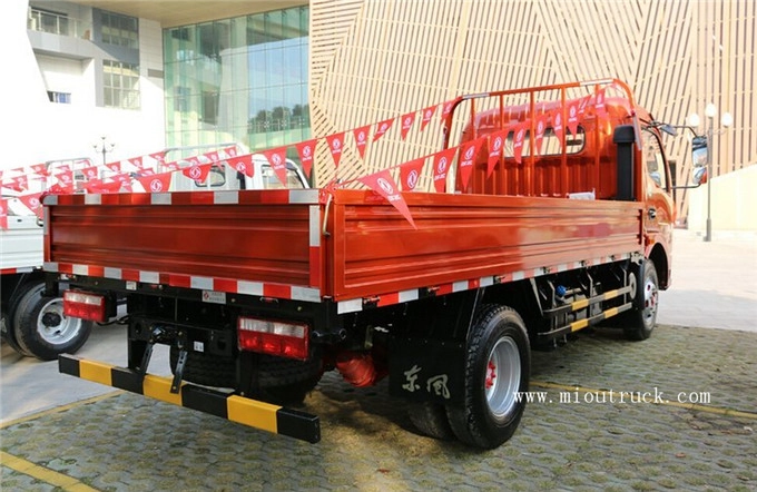 Dongfeng 4*2 type 140 Hp 4.5 ton heavy cargo truck
