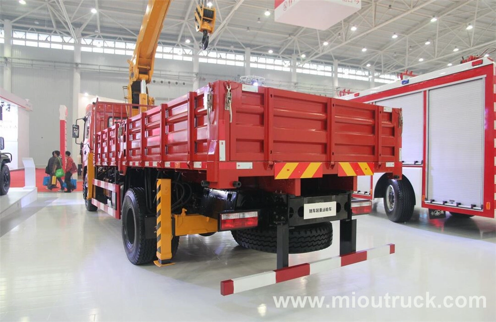 Dongfeng 4x2 mini truck mounted crane