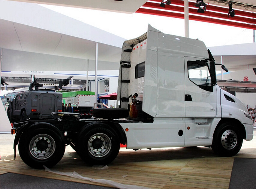 Dongfeng 6*4 trailer truck tracked tractor 520hp tractor head sale