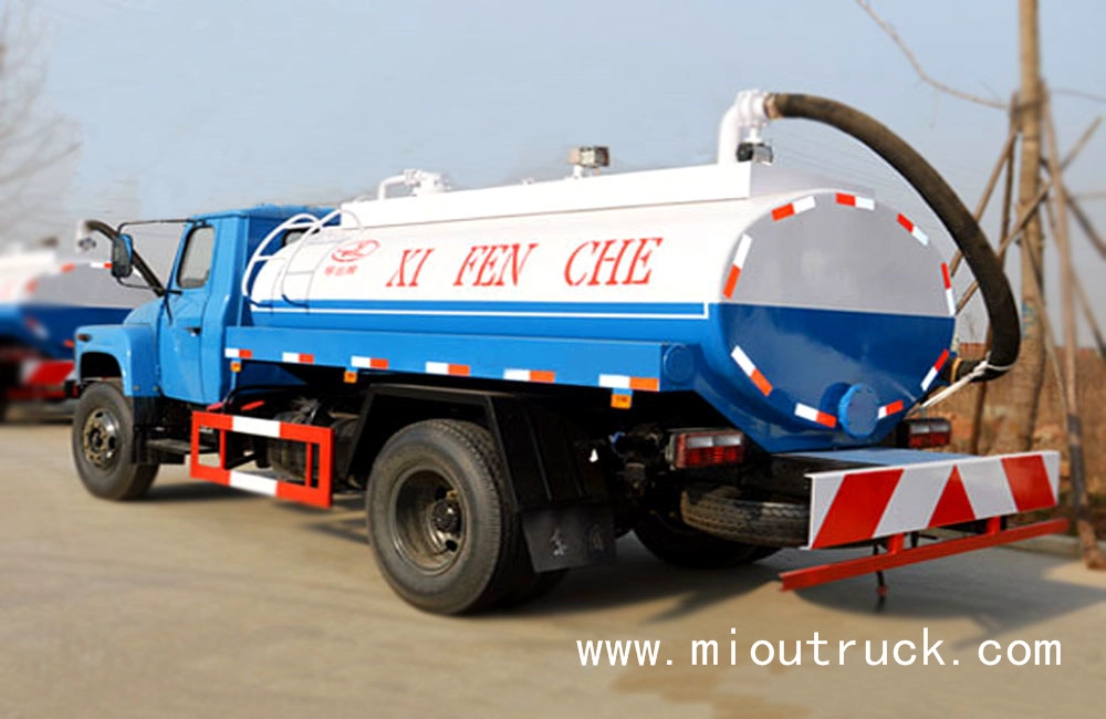 Dongfeng CLQ5100GXE4 140 fécale d’aspiration camion 4 * 2 8CBM 5ton petites selles d’aspiration