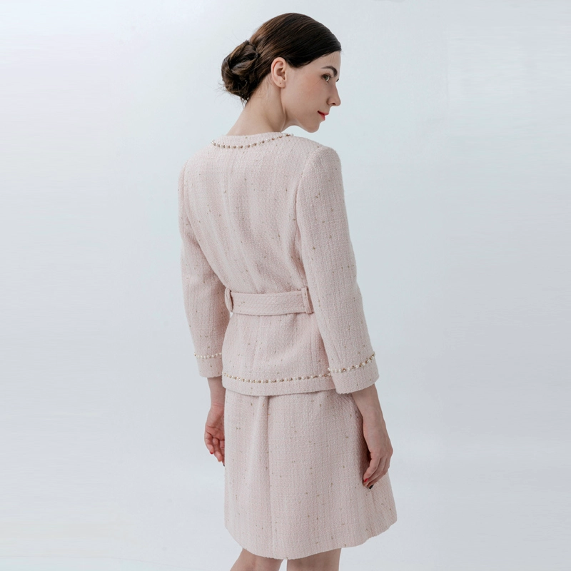 Kragenlose Jacke im Chanel-Stil mit Gürtel