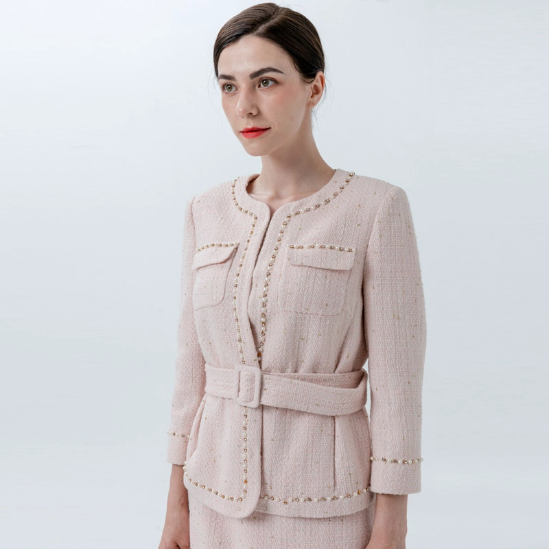 Kragenlose Jacke im Chanel-Stil mit Gürtel