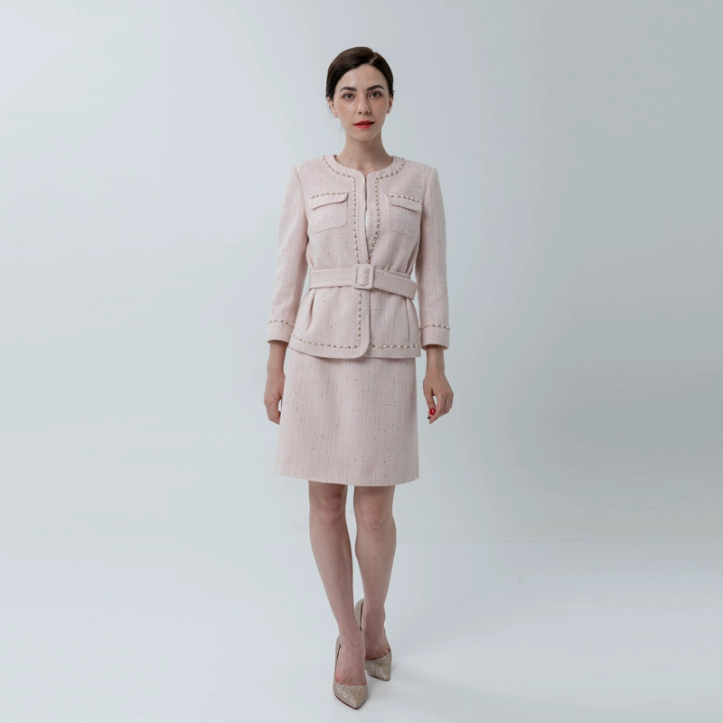 Kragenlose Jacke im Chanel-Stil mit Gürtel