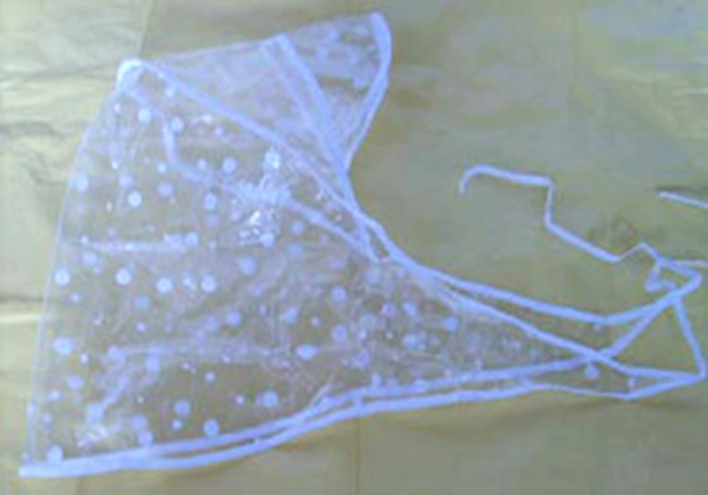 Imperméable Rain Bonnet Avec Irregular à pois blanc