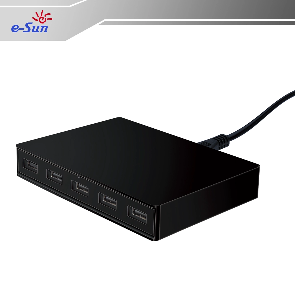 El adaptador con 5 puertos puede cargar el ordenador portátil, la tableta, el teléfono elegante al mismo tiempo.