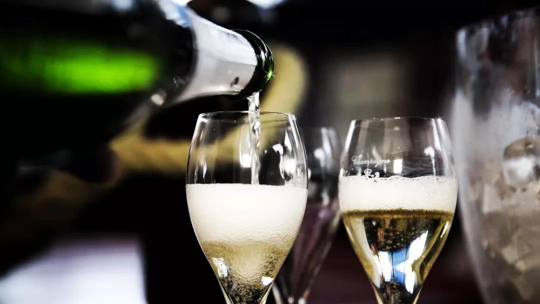 Fabulous glassware for your dining table adjustments today