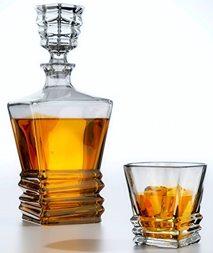 Is serving wine or whiskey out of a crystal decanter poisonous?
