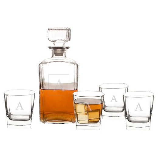 Is serving wine or whiskey out of a crystal decanter poisonous?
