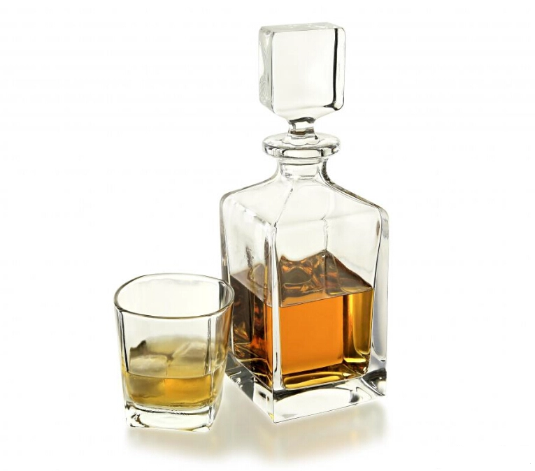 Is serving wine or whiskey out of a crystal decanter poisonous?