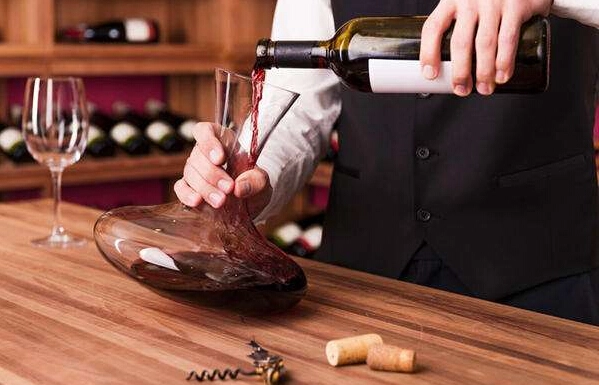 How to use wine glass decanters