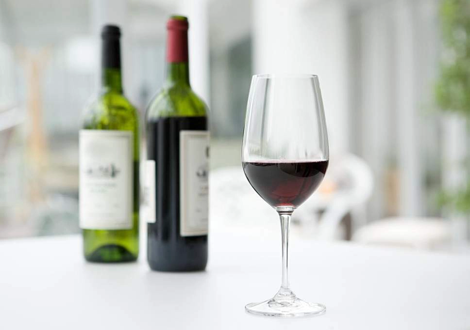 Can I bring wine glass on a plane?