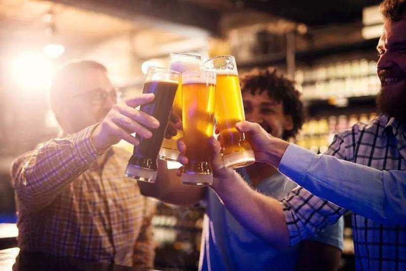 That's impossible!Watch the World Cup, how come there are no beer glasses!