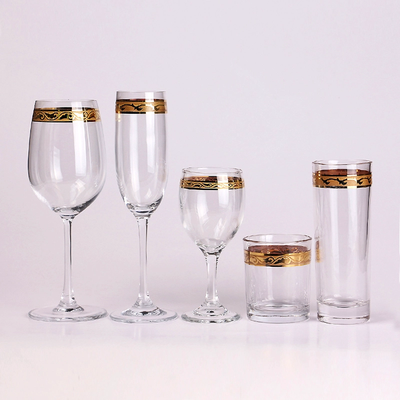 Juego de 04 copas de vino con borde dorado