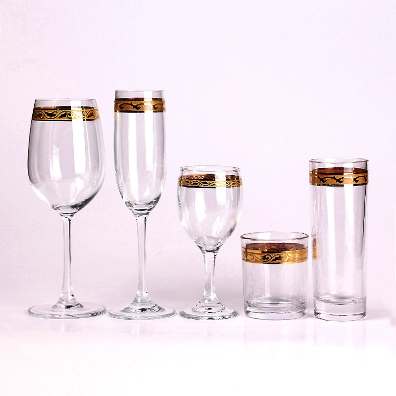 Juego de 04 copas de vino con borde dorado