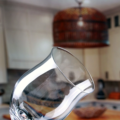 Fábrica de vidrio de vino de China 285ml Irregular en forma de copas de vino tintos por mayor