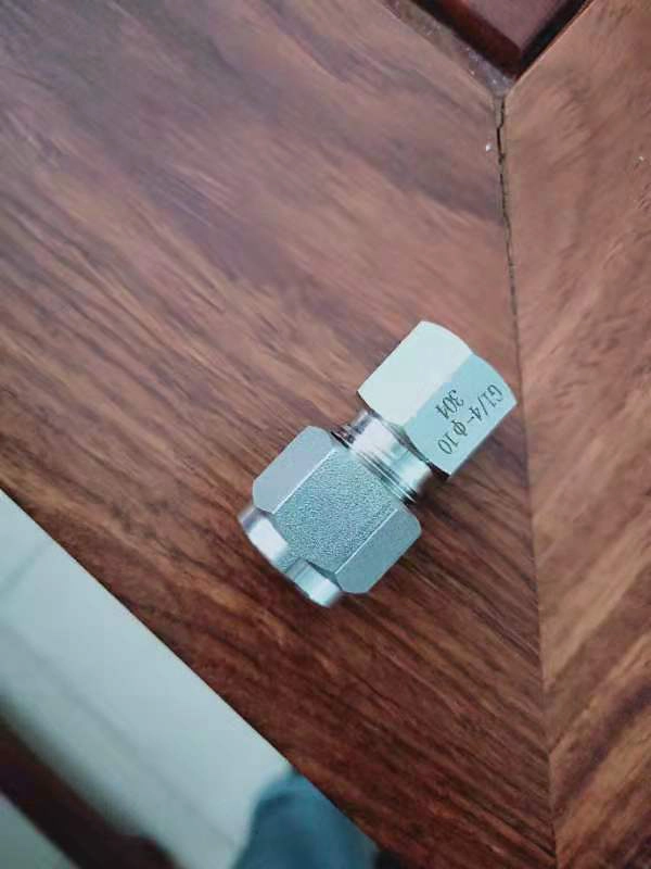 Raccords pour tubes Swagelok code SS-810-7-8RT