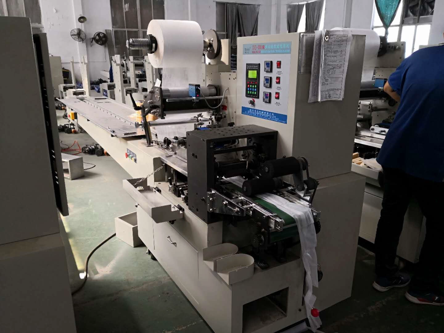 Trung Quốc Automatic Horizontal Pillow Flow Type Wrapping Packing Machine nhà chế tạo