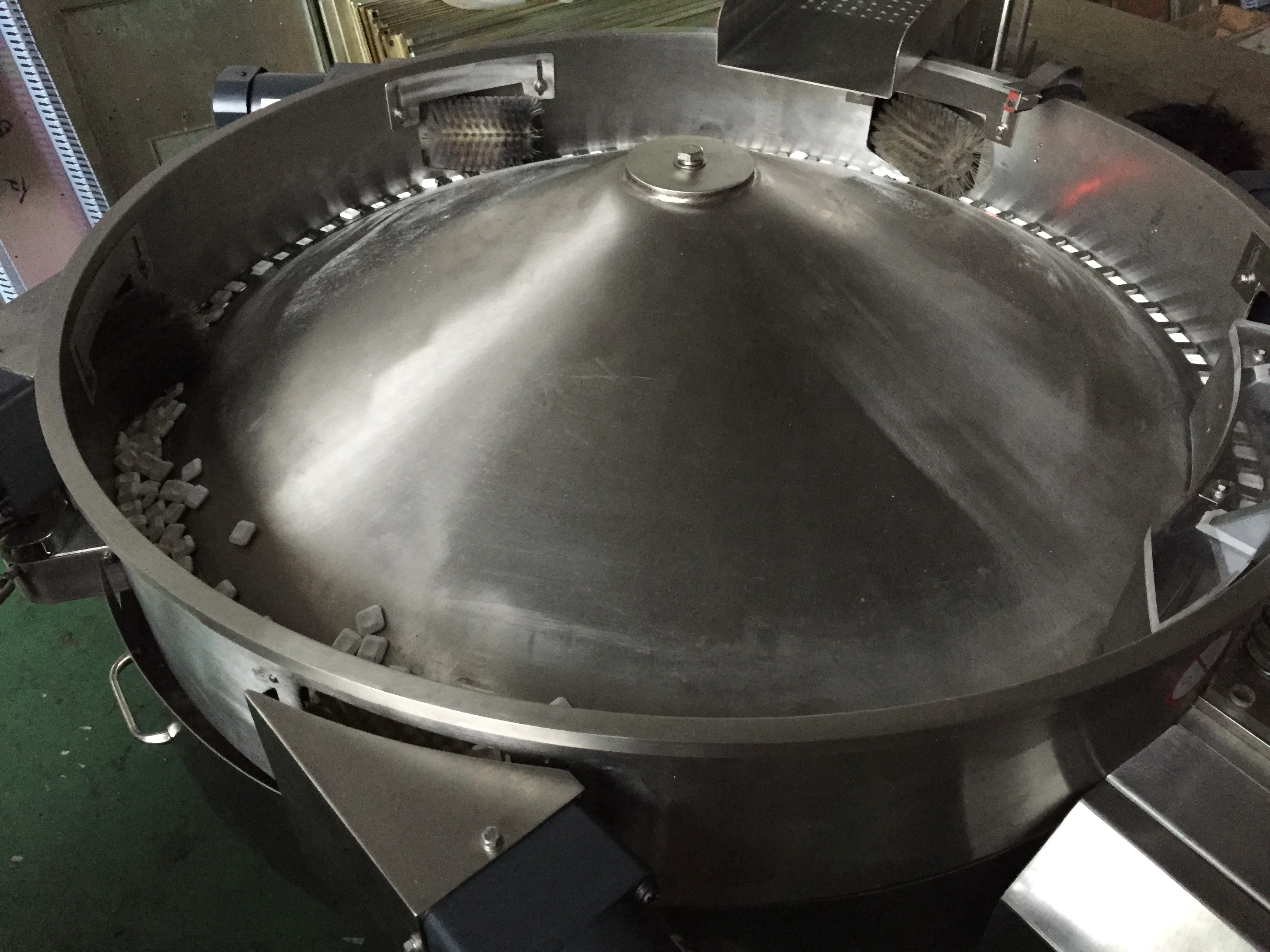 China Automatic Pillow Type Bag Packing Machine For Chocolate Snack Package Machine manufacturer