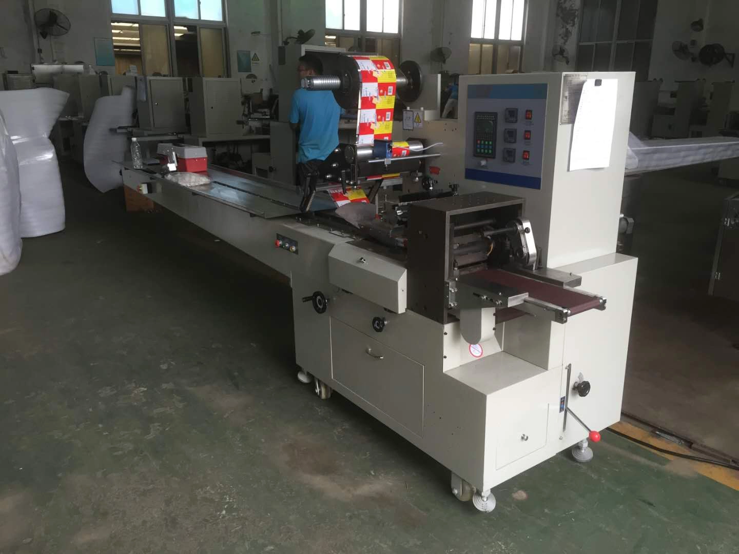China Dxd-300 Chocolate Candy Pillow Type Packaging Machine fabrikant