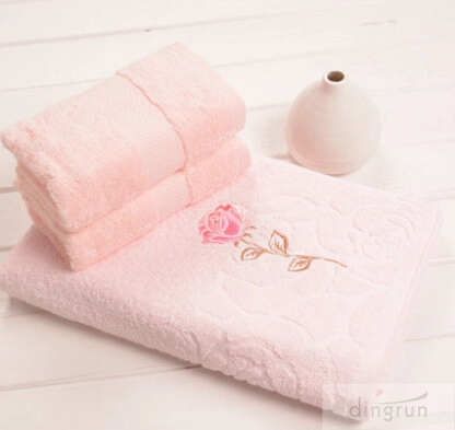 beste decoratieve luxe gepersonaliseerde badhanddoek sets