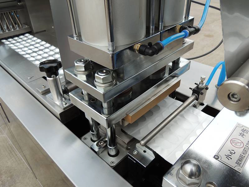 porcelana Empaquetadora automática de blíster pequeño Máquina empacadora de blíster de tabletas de plástico de aluminio fabricante