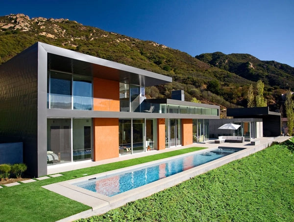 Structure préfabriquée en acier Maison moderne en villa face à un paysage ininterrompue