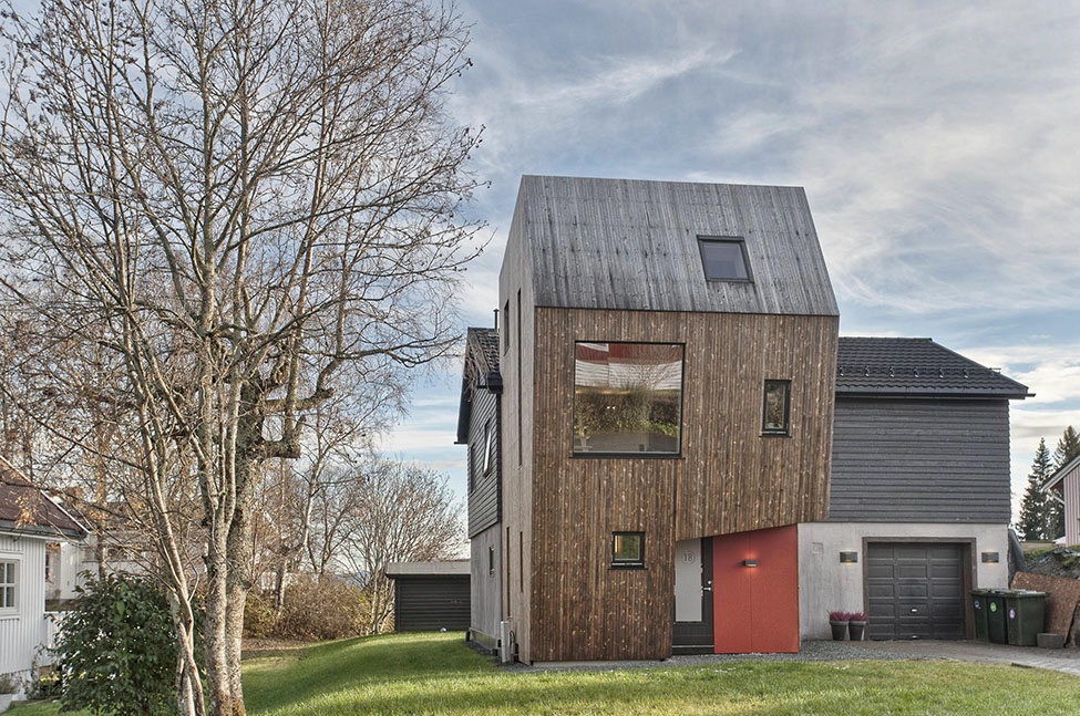 Asymmetric Modern House sa Norway para sa isang Pamilya ng Apat