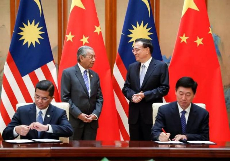 Yeniden baskı: Premier LI, PM Mahathir Witness CREC Sözleşmeyi İmzalıyor