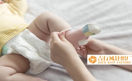 Knip de draad uit de baby sokken