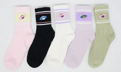 The white socks are dyed, how to remove the color？
