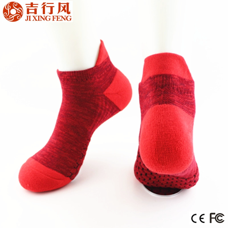 porcelana El más nuevo estilo popular del deporte rojo del algodón calcetines de Terry, insignia y color modificados para requisitos particulares fabricante