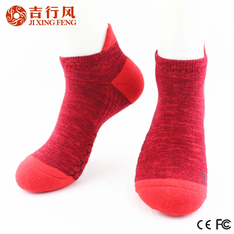porcelana El más nuevo estilo popular del deporte rojo del algodón calcetines de Terry, insignia y color modificados para requisitos particulares fabricante