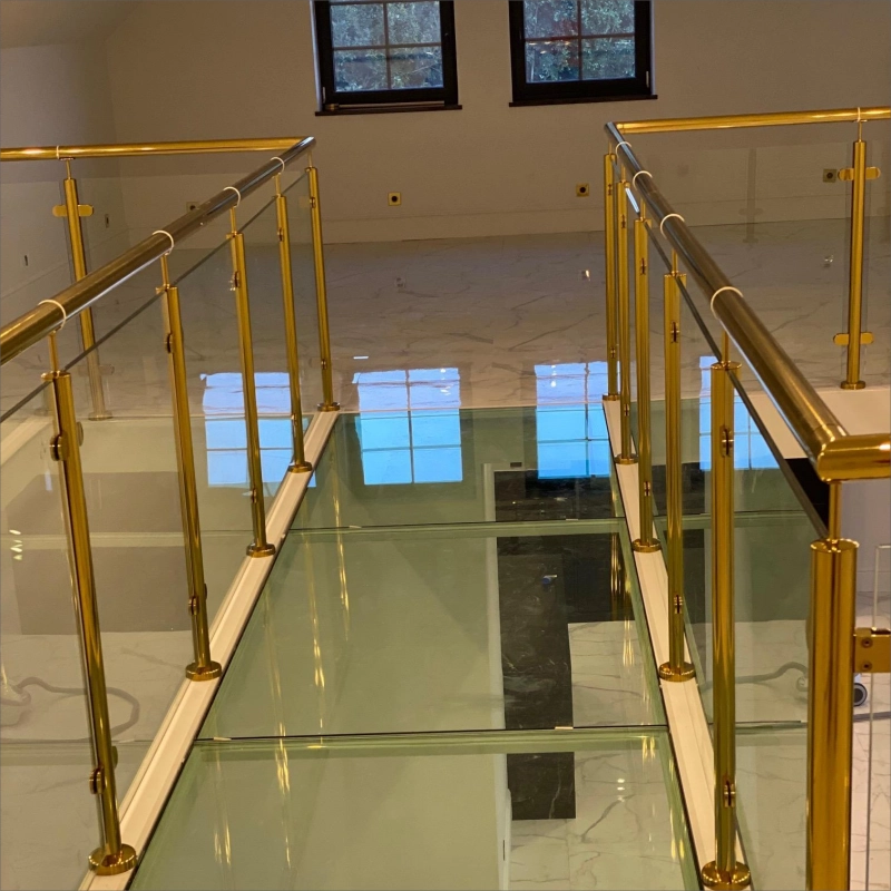 Luxe gouden glazen balustrade voor uw glazen balustradeproject in huis