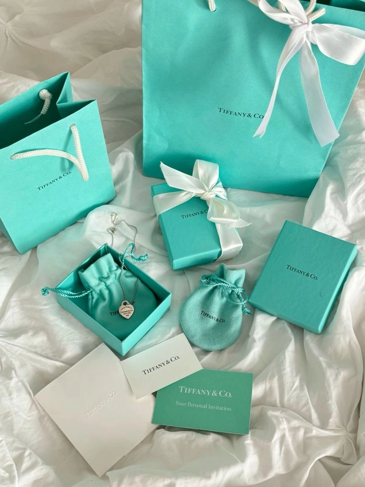 Signature Colors for The Famous 8 Iconic Jewelry Brands Packaging