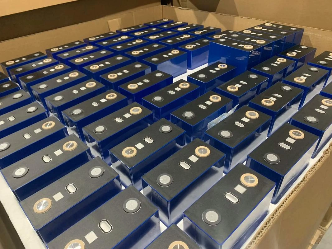 What are the differences and advantages between lithium iron phosphate batteries and ternary lithium batteries?