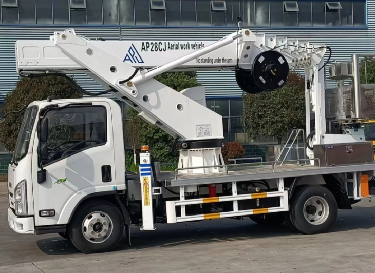 Electric hydraulic platform truck for indoor use