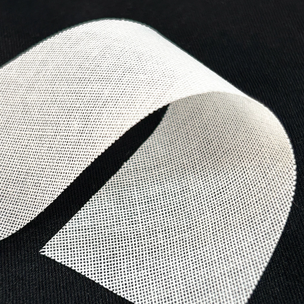 Non-adhesive rigid waist lining