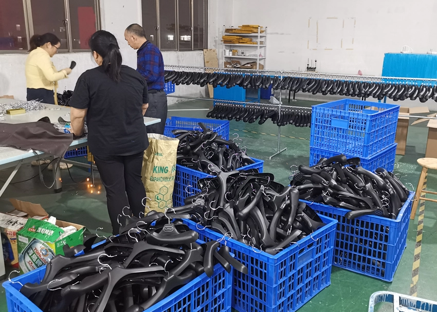 Produktion von Plastikbügel