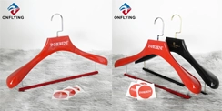 Nueva llegada: elegancia redefinida con nuestras lujosas perchas de madera roja y negra Nueva llegada: elegancia redefinida con nuestras lujosas perchas de madera roja y negra
