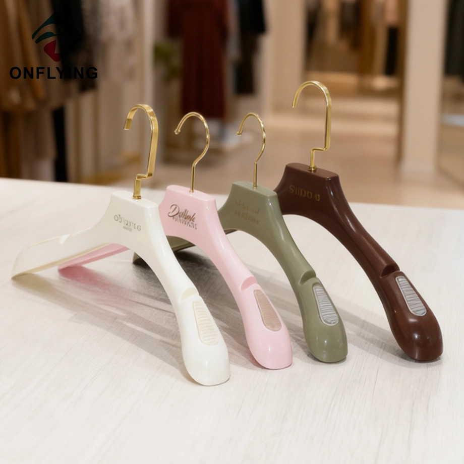China Entalhe de cor personalizado durável em cabides de noiva de plástico nos ombros, fábrica na China fabricante