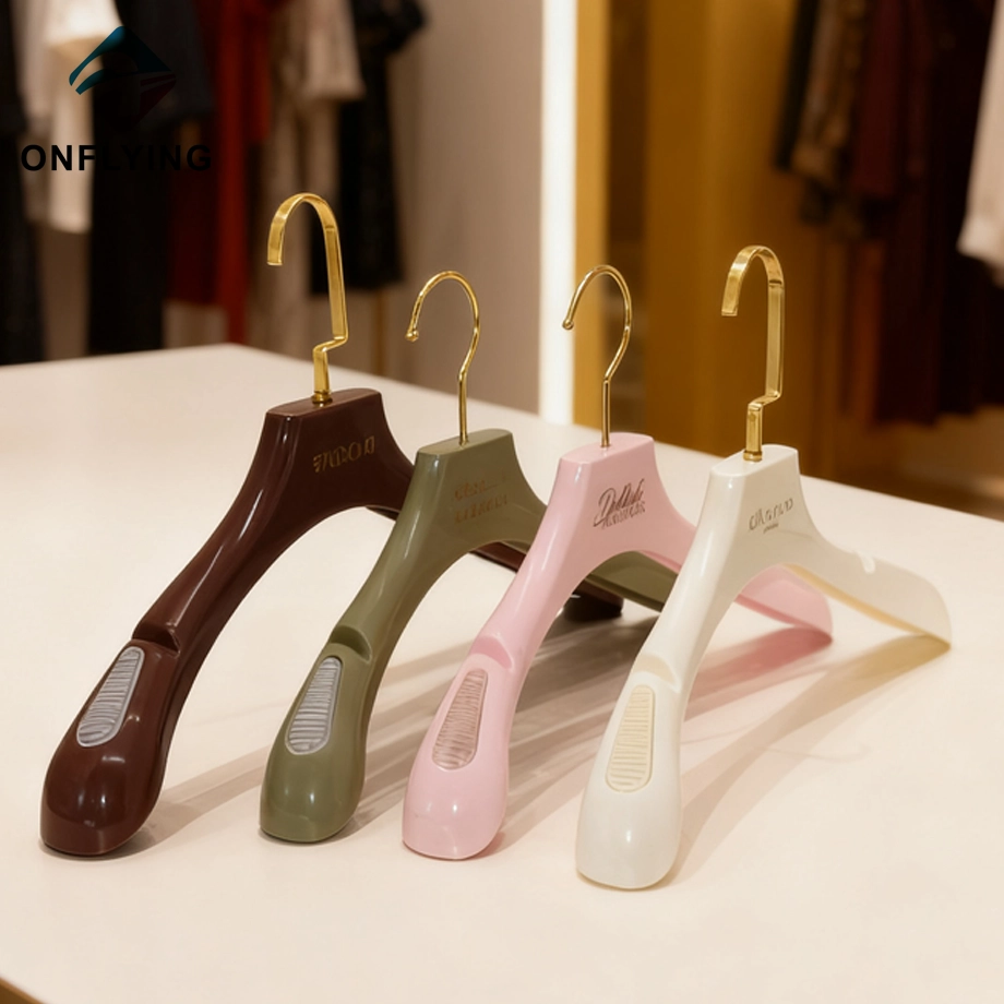 Muesca de color personalizada duradera en la fábrica nupcial de China de suspensiones plásticas de los hombros
