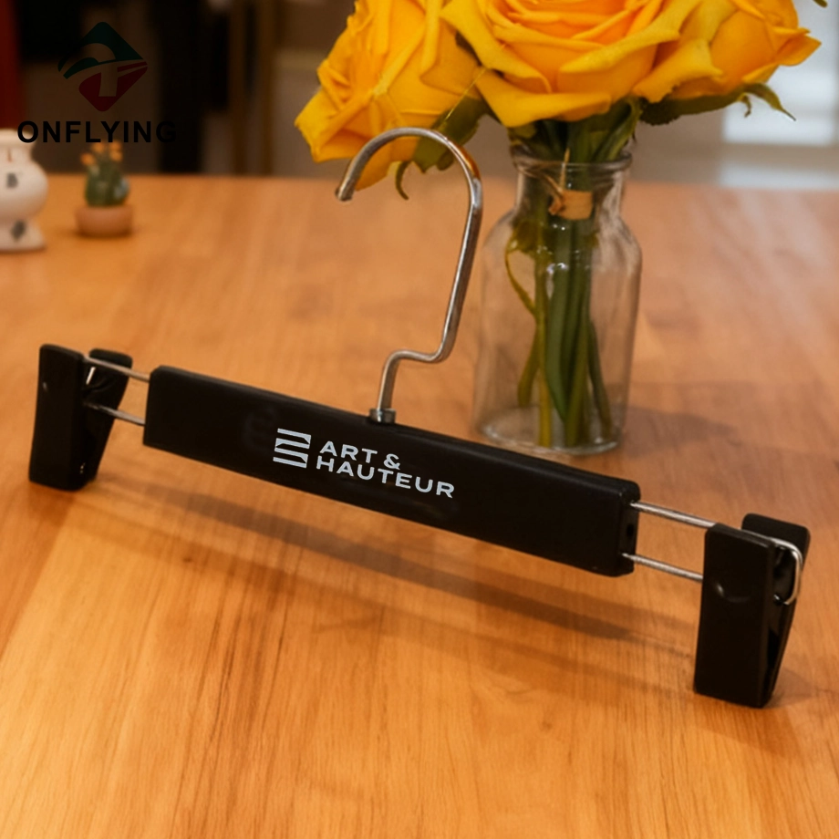 China Elegante com clipes fortes preto personalizado cabide de calças de plástico fornecedor da China fabricante