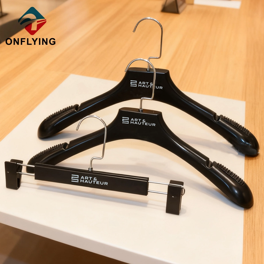 China Conjunto de cabide de plástico personalizado para calças de casamento da senhora negra fabricante chinês fabricante