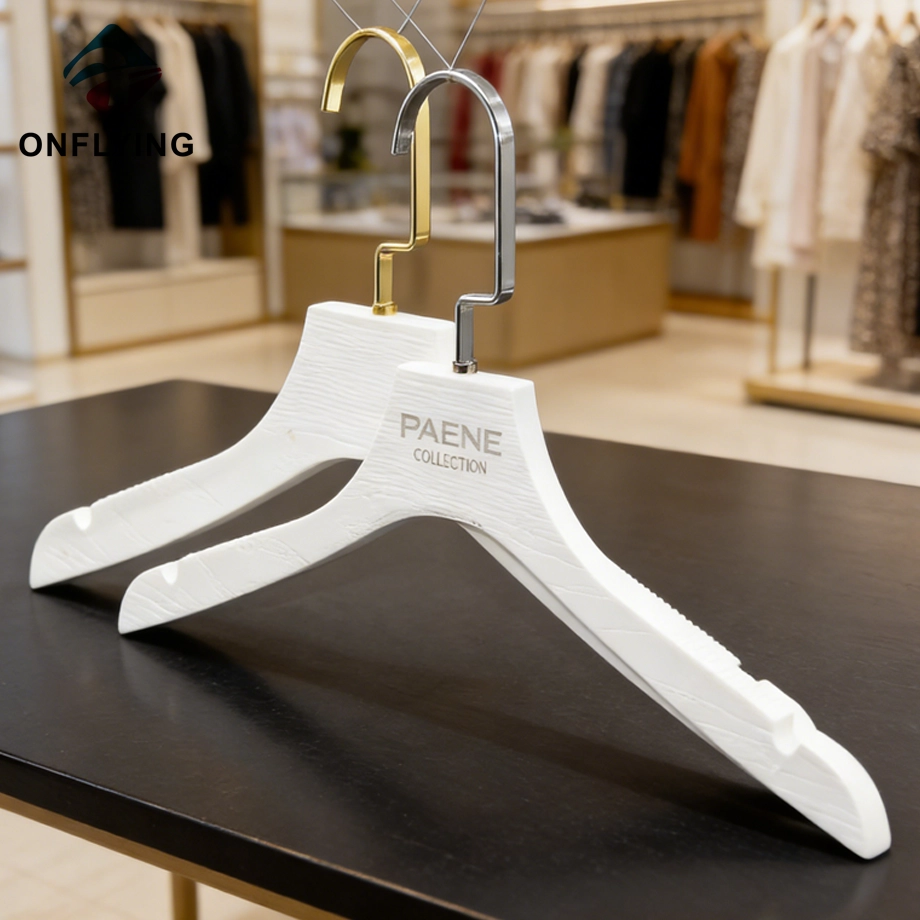 China Cabides de plástico de vestido branco com logotipo personalizado sólido durável para roupas na China Factory fabricante