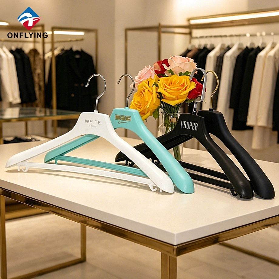 China Conjunto de cabides de plástico colorido personalizado para lojas de roupas e guarda-roupas de grande venda fornecedor China fabricante
