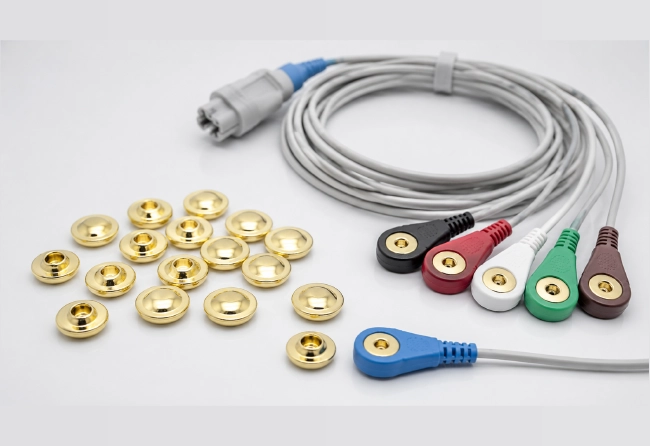 Bouton pression ECG plaqué or intégré aux fils de connexion des électrodes médicales